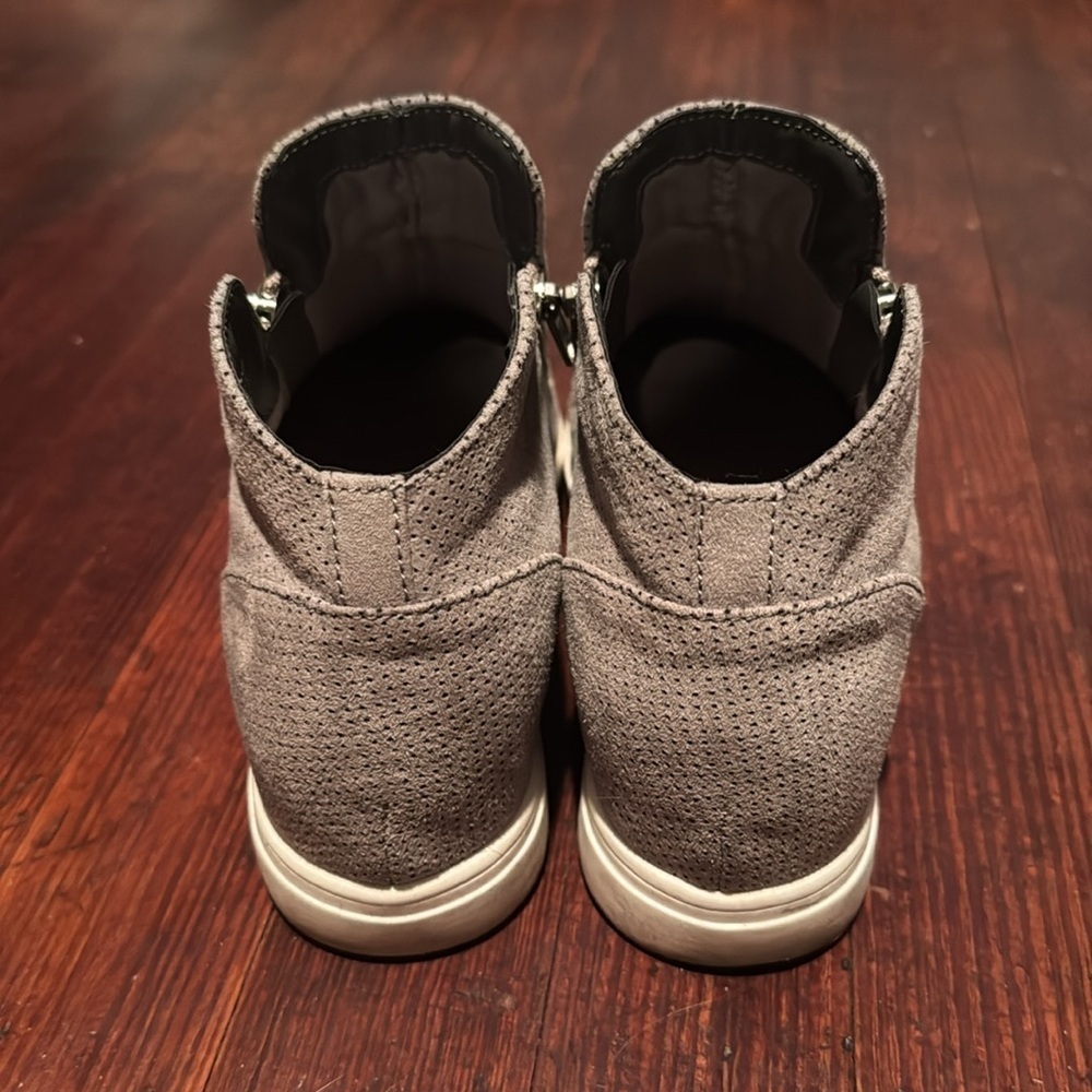 Cushionaire High Top Sneakers - Picture 3 of 6